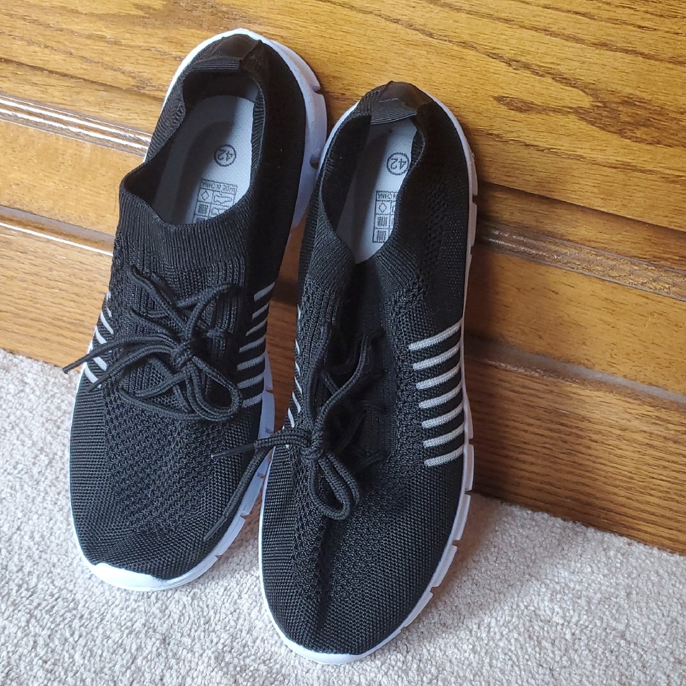 New never worn! Woman Black Athletic slip in Sneakers with White Soles sz 42